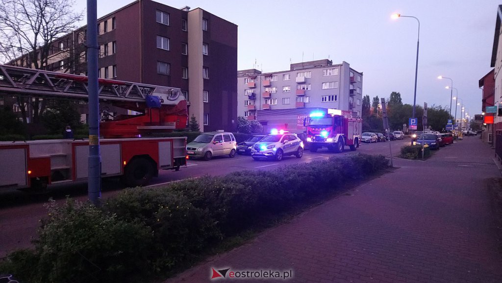 Pożar w bloku przy ulicy Psarskiego [ZDJĘCIA] - zdjęcie #12 - eOstroleka.pl