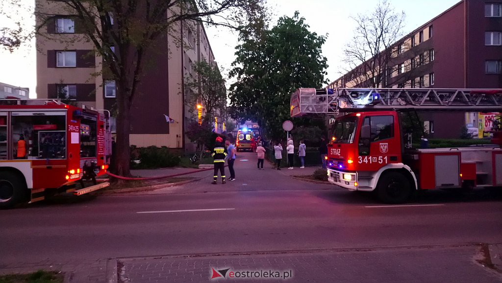 Pożar w bloku przy ulicy Psarskiego [ZDJĘCIA] - zdjęcie #13 - eOstroleka.pl