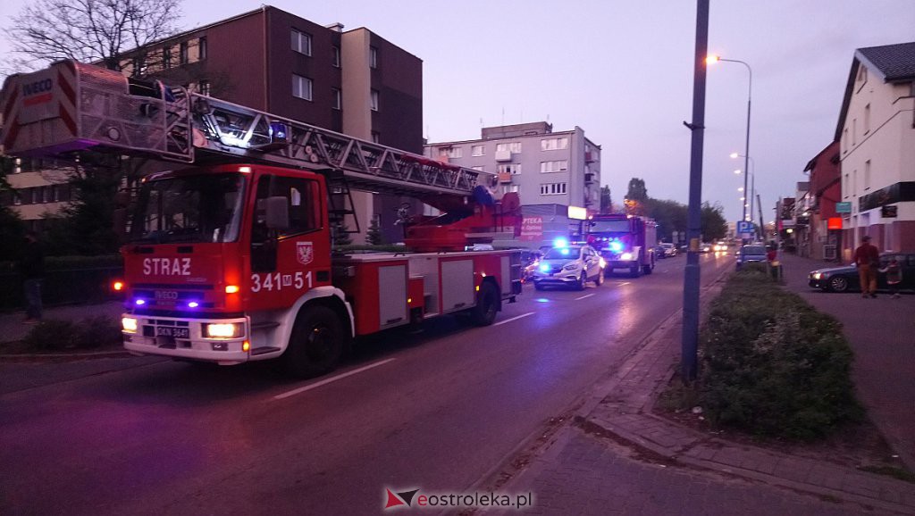 Pożar w bloku przy ulicy Psarskiego [ZDJĘCIA] - zdjęcie #14 - eOstroleka.pl