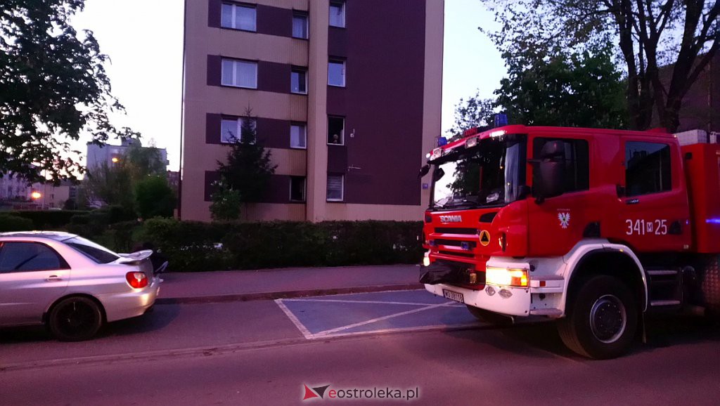Pożar w bloku przy ulicy Psarskiego [ZDJĘCIA] - zdjęcie #15 - eOstroleka.pl
