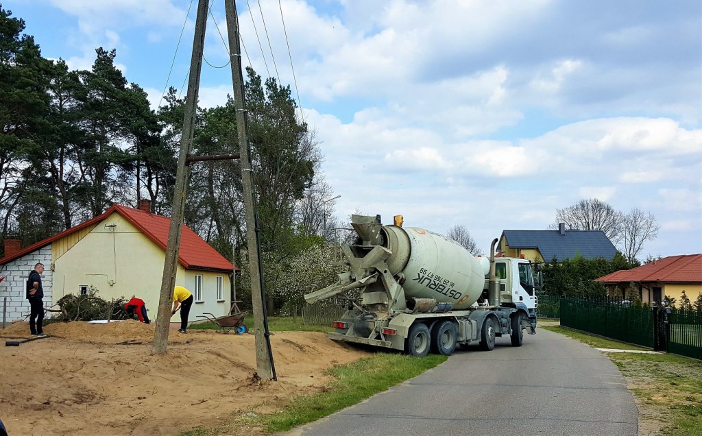 Kamienna tablica upamiętni ofiary tragedii w Obierwi sprzed 75 lat [11.05.2020] - zdjęcie #2 - eOstroleka.pl