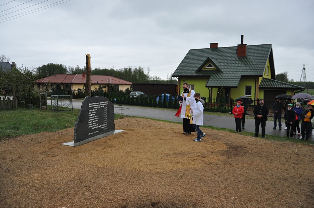 Poświęcenie tablicy upamiętniającej ofiary tragedii w Obierwi [12.05.2020] - zdjęcie #1 - eOstroleka.pl