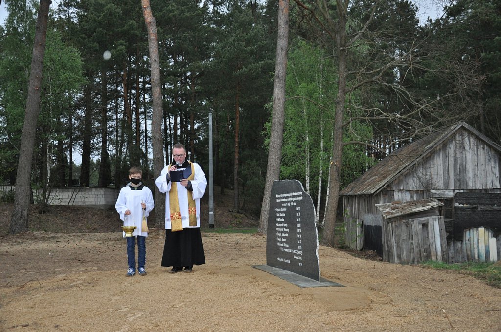 Poświęcenie tablicy upamiętniającej ofiary tragedii w Obierwi [12.05.2020] - zdjęcie #3 - eOstroleka.pl
