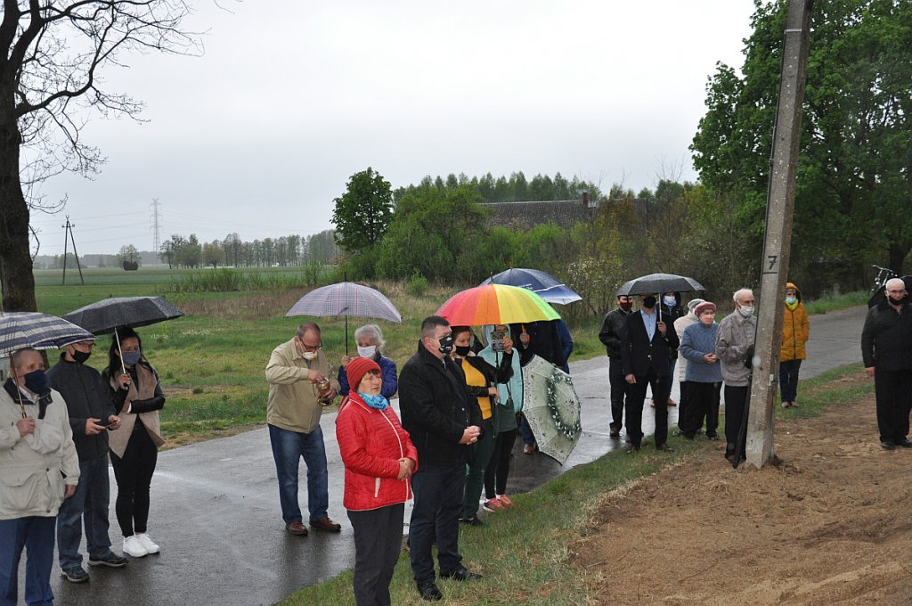 Poświęcenie tablicy upamiętniającej ofiary tragedii w Obierwi [12.05.2020] - zdjęcie #5 - eOstroleka.pl