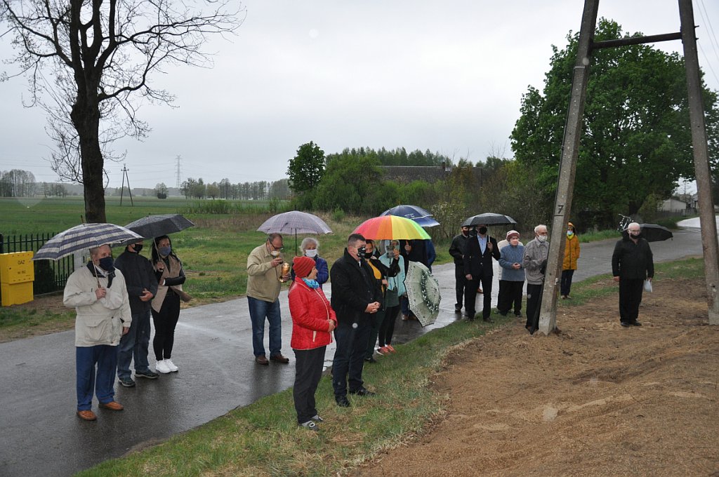 Poświęcenie tablicy upamiętniającej ofiary tragedii w Obierwi [12.05.2020] - zdjęcie #5 - eOstroleka.pl