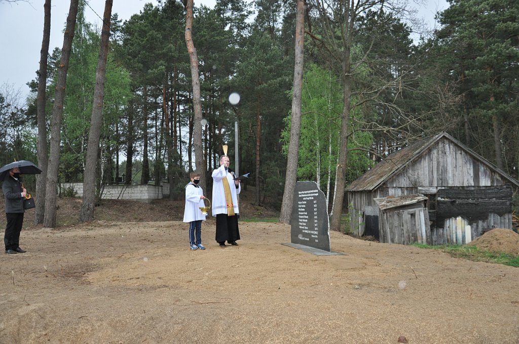 Poświęcenie tablicy upamiętniającej ofiary tragedii w Obierwi [12.05.2020] - zdjęcie #6 - eOstroleka.pl