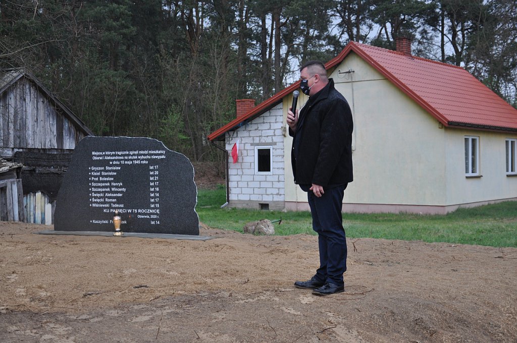 Poświęcenie tablicy upamiętniającej ofiary tragedii w Obierwi [12.05.2020] - zdjęcie #7 - eOstroleka.pl