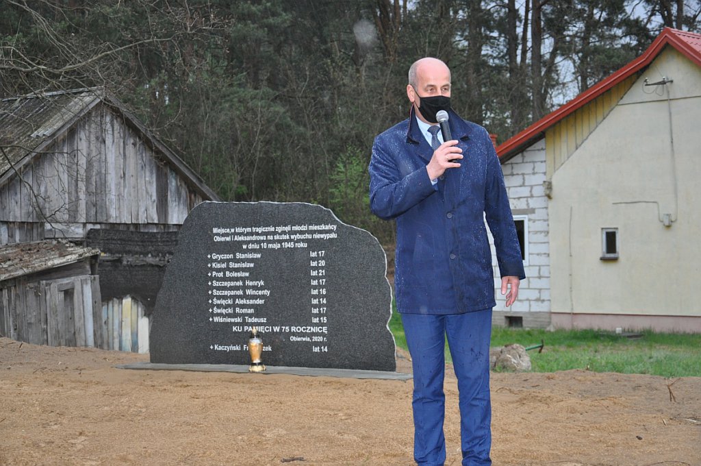 Poświęcenie tablicy upamiętniającej ofiary tragedii w Obierwi [12.05.2020] - zdjęcie #8 - eOstroleka.pl