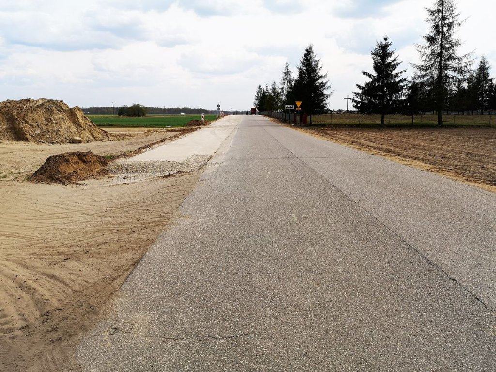 Trwa rozbudowa drogi Laskowiec – Ołdaki [12.05.2020] - zdjęcie #4 - eOstroleka.pl