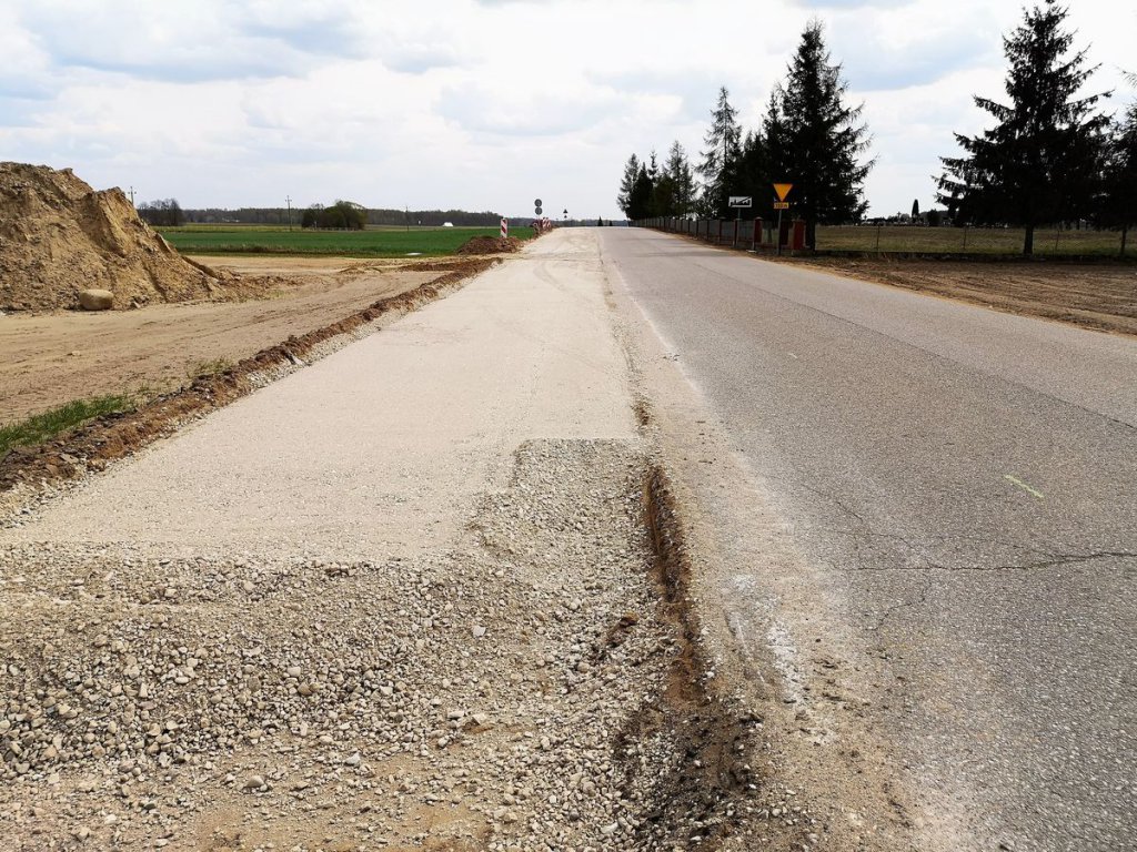 Trwa rozbudowa drogi Laskowiec – Ołdaki [12.05.2020] - zdjęcie #7 - eOstroleka.pl