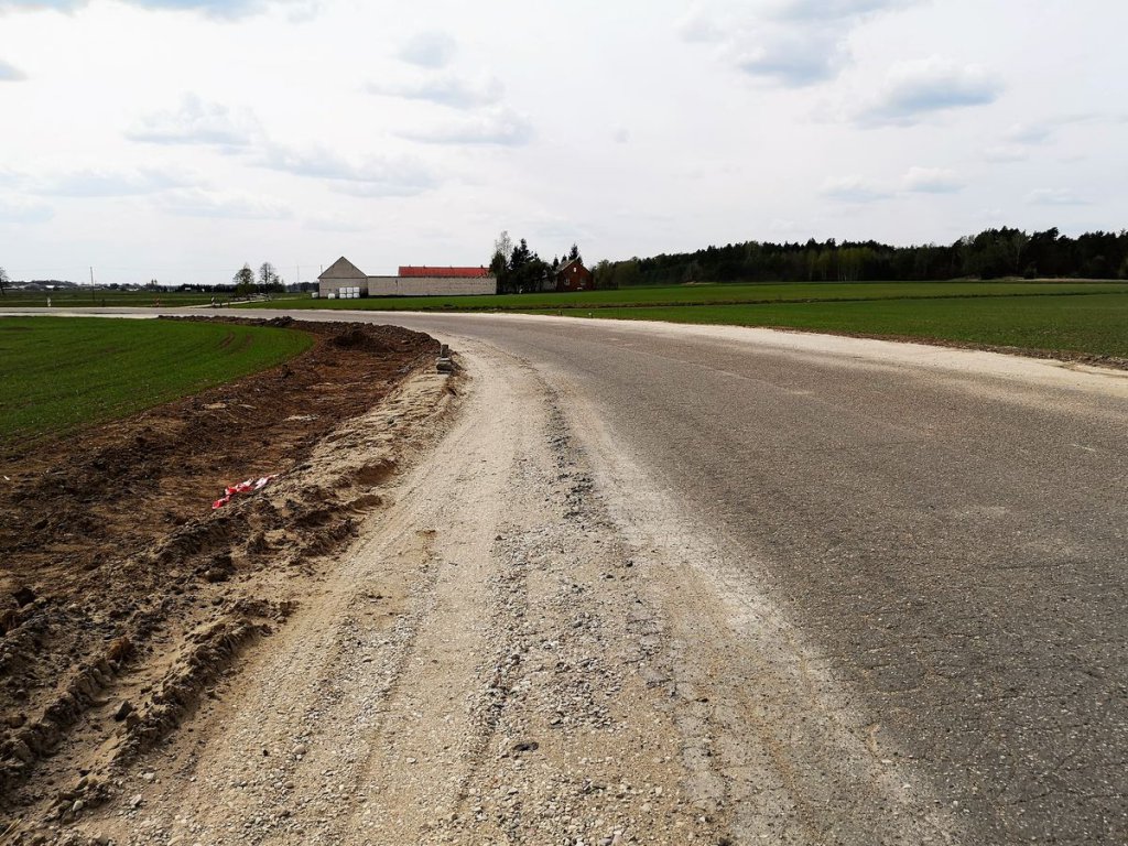 Trwa rozbudowa drogi Laskowiec – Ołdaki [12.05.2020] - zdjęcie #9 - eOstroleka.pl