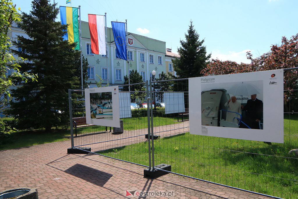 „Pielgrzym” - plenerowa wystawa o Papieżu Polaku do zobaczenia w Ostrołęce [15.05.2020] - zdjęcie #2 - eOstroleka.pl