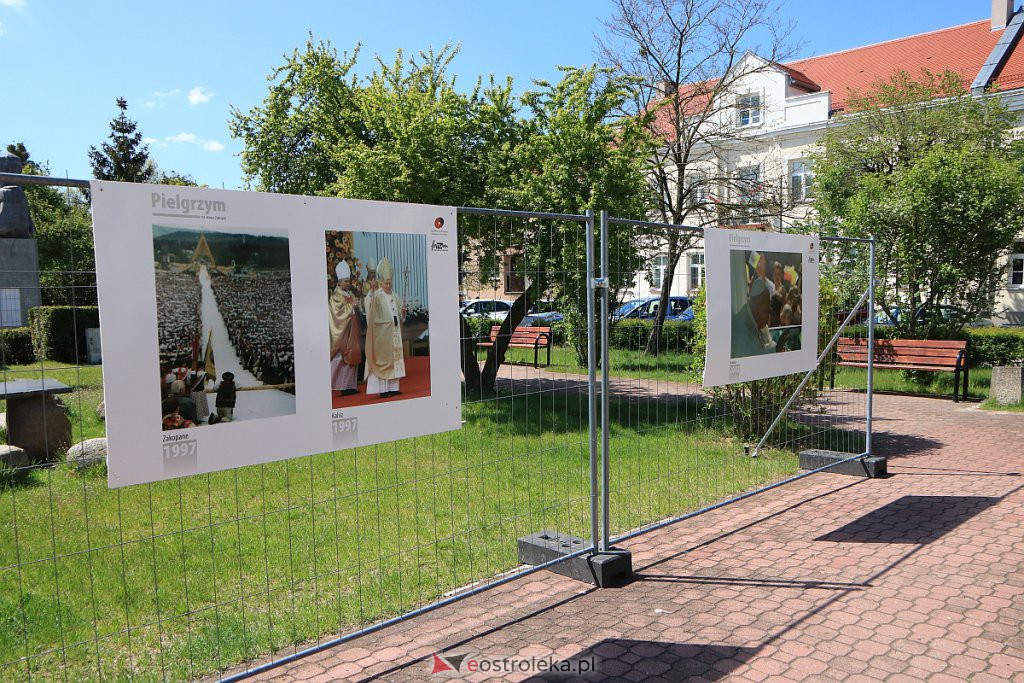 „Pielgrzym” - plenerowa wystawa o Papieżu Polaku do zobaczenia w Ostrołęce [15.05.2020] - zdjęcie #3 - eOstroleka.pl