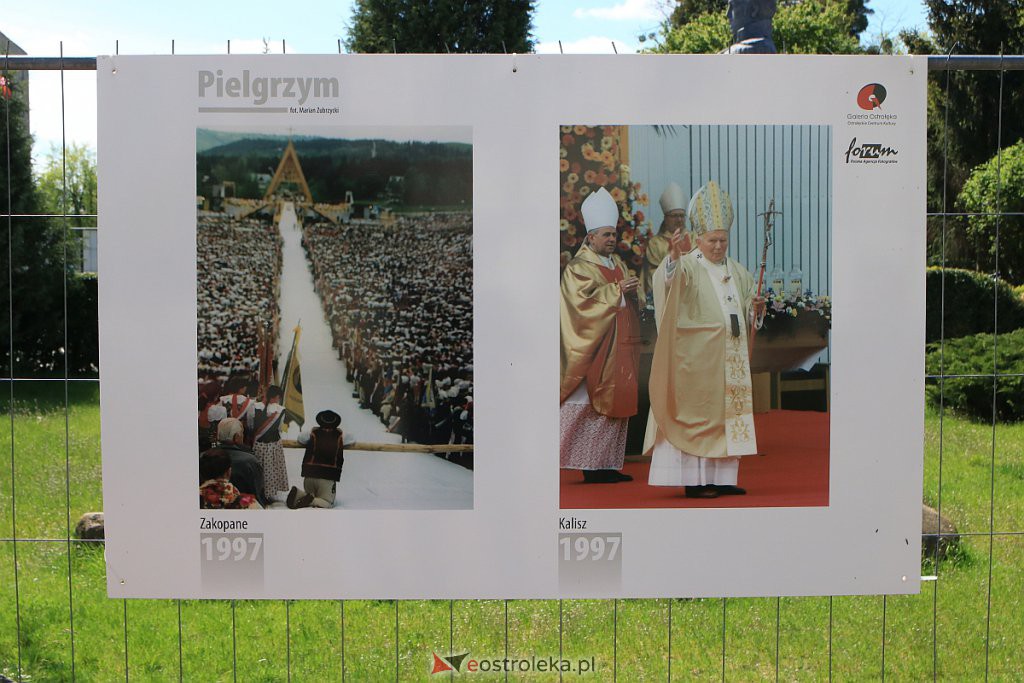 „Pielgrzym” - plenerowa wystawa o Papieżu Polaku do zobaczenia w Ostrołęce [15.05.2020] - zdjęcie #4 - eOstroleka.pl