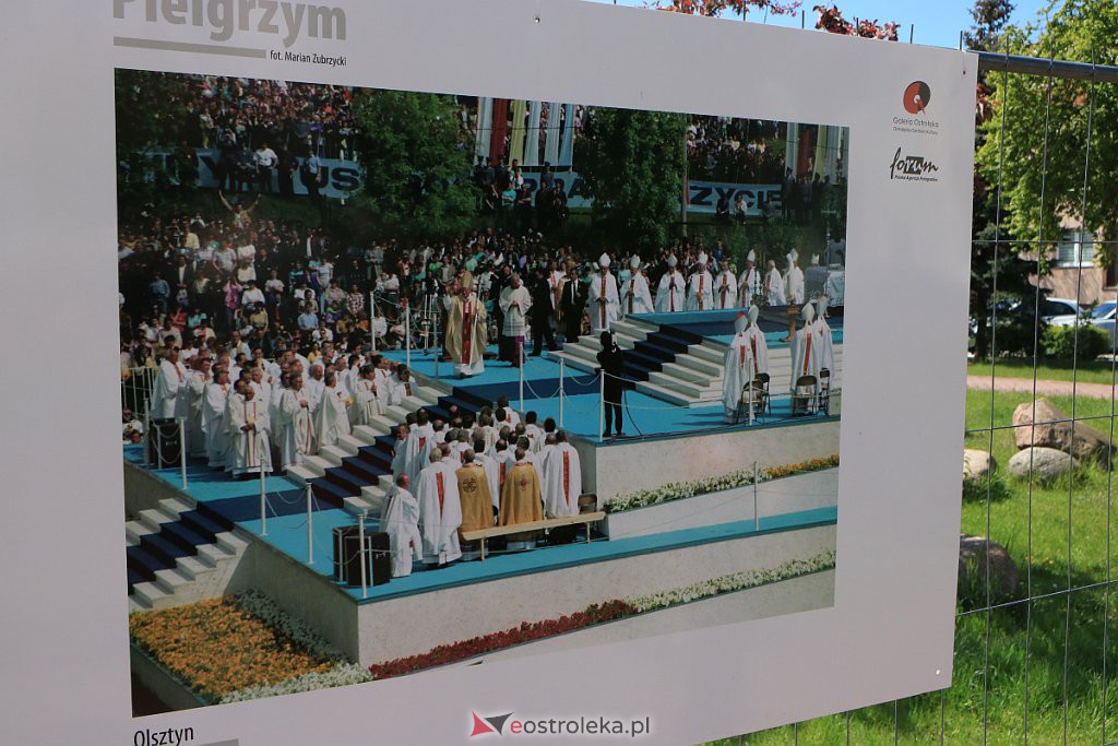 „Pielgrzym” - plenerowa wystawa o Papieżu Polaku do zobaczenia w Ostrołęce [15.05.2020] - zdjęcie #5 - eOstroleka.pl