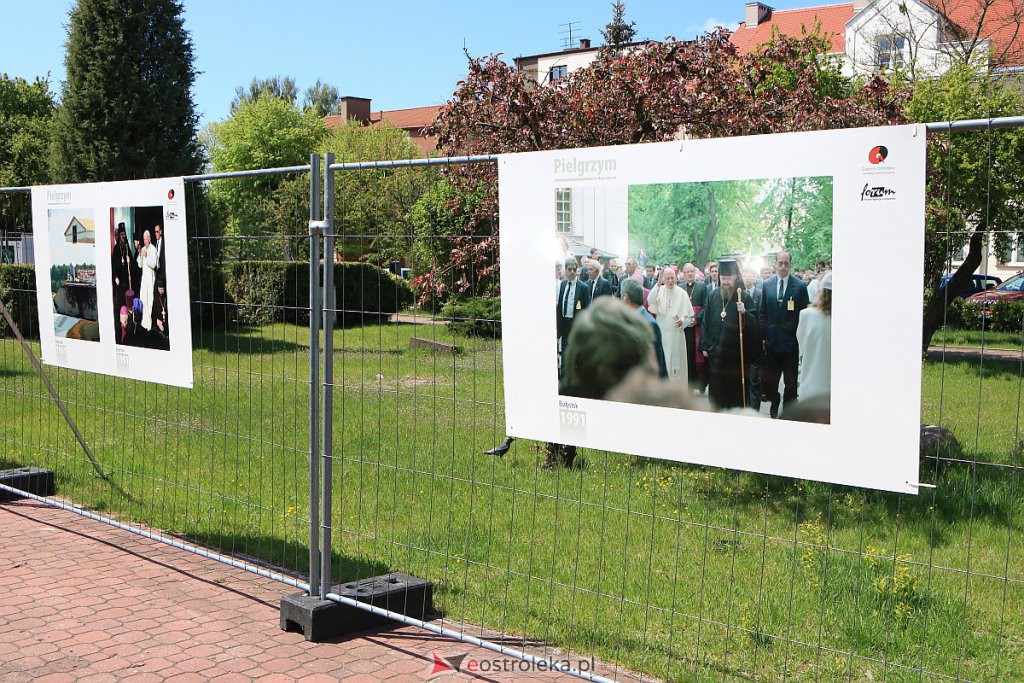 „Pielgrzym” - plenerowa wystawa o Papieżu Polaku do zobaczenia w Ostrołęce [15.05.2020] - zdjęcie #7 - eOstroleka.pl