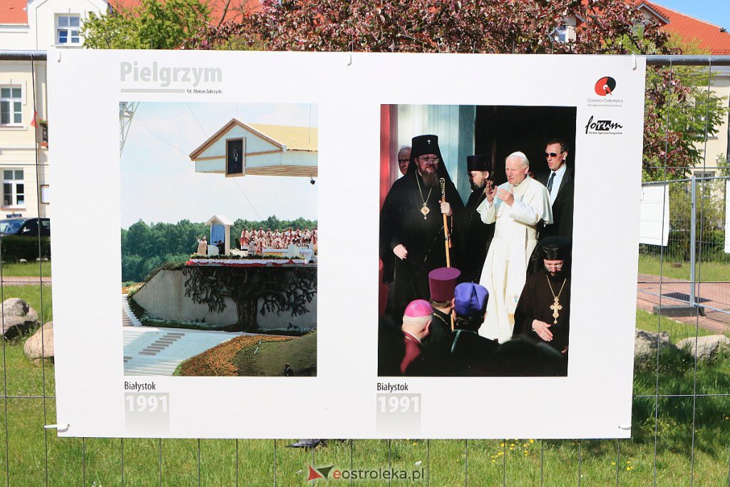 „Pielgrzym” - plenerowa wystawa o Papieżu Polaku do zobaczenia w Ostrołęce [15.05.2020] - zdjęcie #8 - eOstroleka.pl