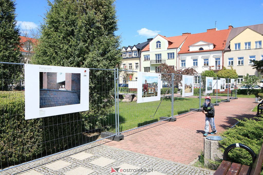„Pielgrzym” - plenerowa wystawa o Papieżu Polaku do zobaczenia w Ostrołęce [15.05.2020] - zdjęcie #11 - eOstroleka.pl