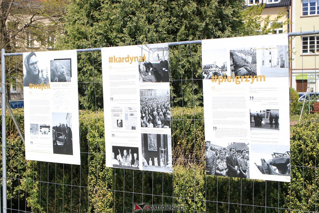 „Pielgrzym” - plenerowa wystawa o Papieżu Polaku do zobaczenia w Ostrołęce [15.05.2020] - zdjęcie #16 - eOstroleka.pl