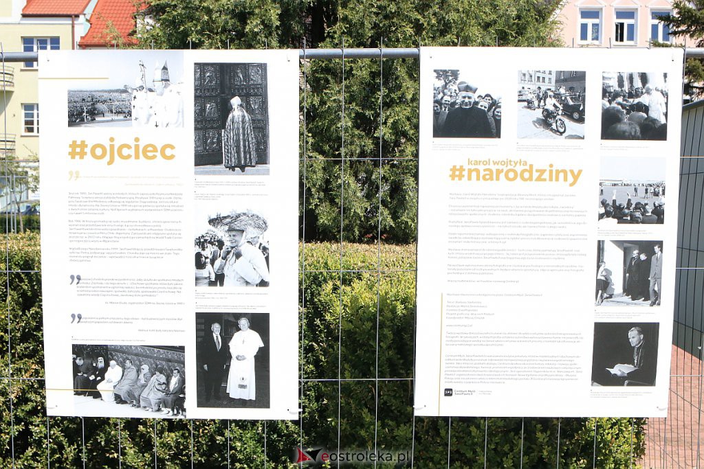 „Pielgrzym” - plenerowa wystawa o Papieżu Polaku do zobaczenia w Ostrołęce [15.05.2020] - zdjęcie #17 - eOstroleka.pl