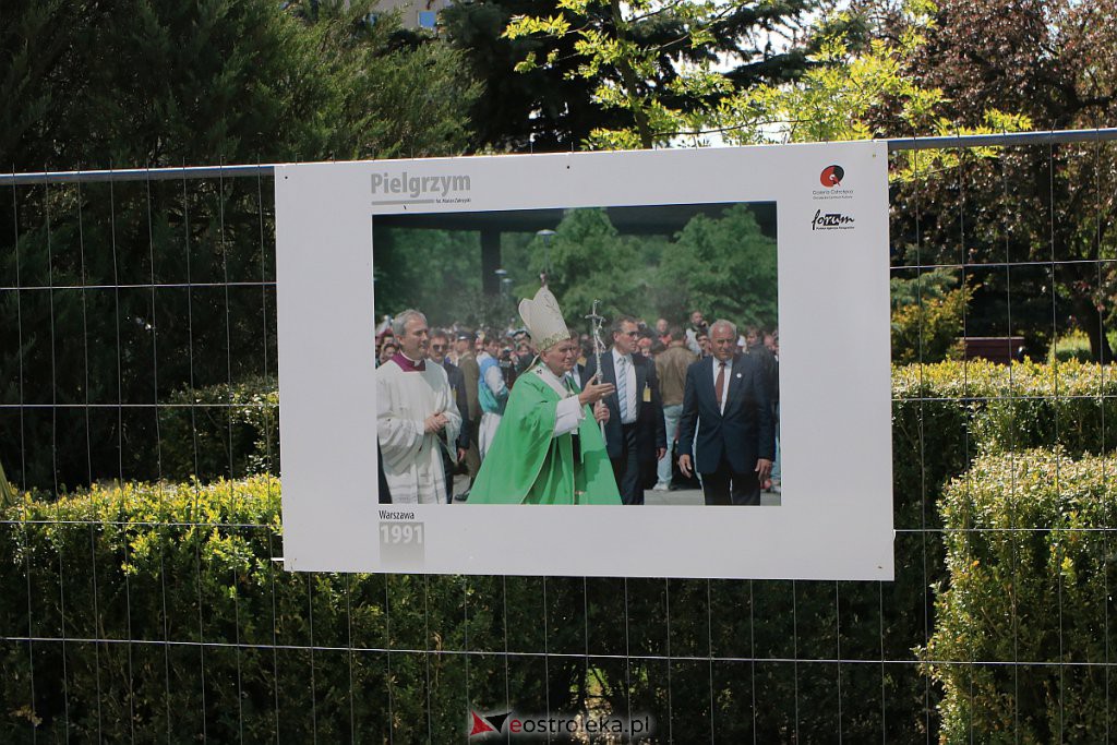 „Pielgrzym” - plenerowa wystawa o Papieżu Polaku do zobaczenia w Ostrołęce [15.05.2020] - zdjęcie #21 - eOstroleka.pl