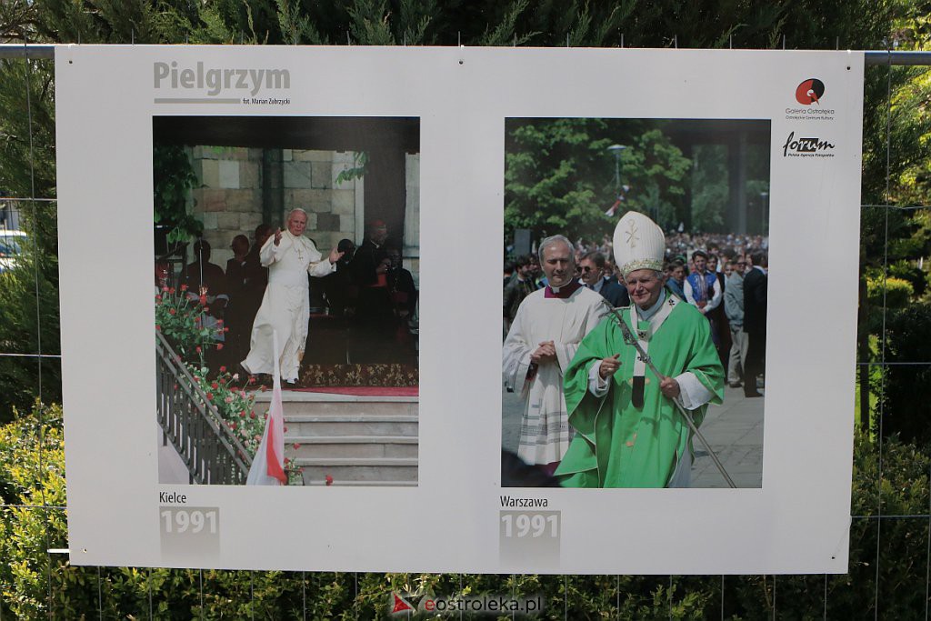 „Pielgrzym” - plenerowa wystawa o Papieżu Polaku do zobaczenia w Ostrołęce [15.05.2020] - zdjęcie #22 - eOstroleka.pl