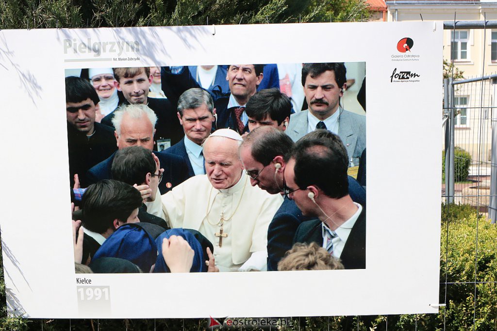 „Pielgrzym” - plenerowa wystawa o Papieżu Polaku do zobaczenia w Ostrołęce [15.05.2020] - zdjęcie #24 - eOstroleka.pl