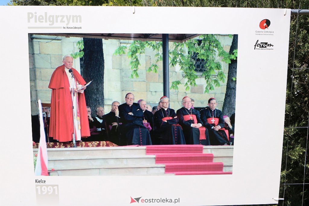 „Pielgrzym” - plenerowa wystawa o Papieżu Polaku do zobaczenia w Ostrołęce [15.05.2020] - zdjęcie #25 - eOstroleka.pl