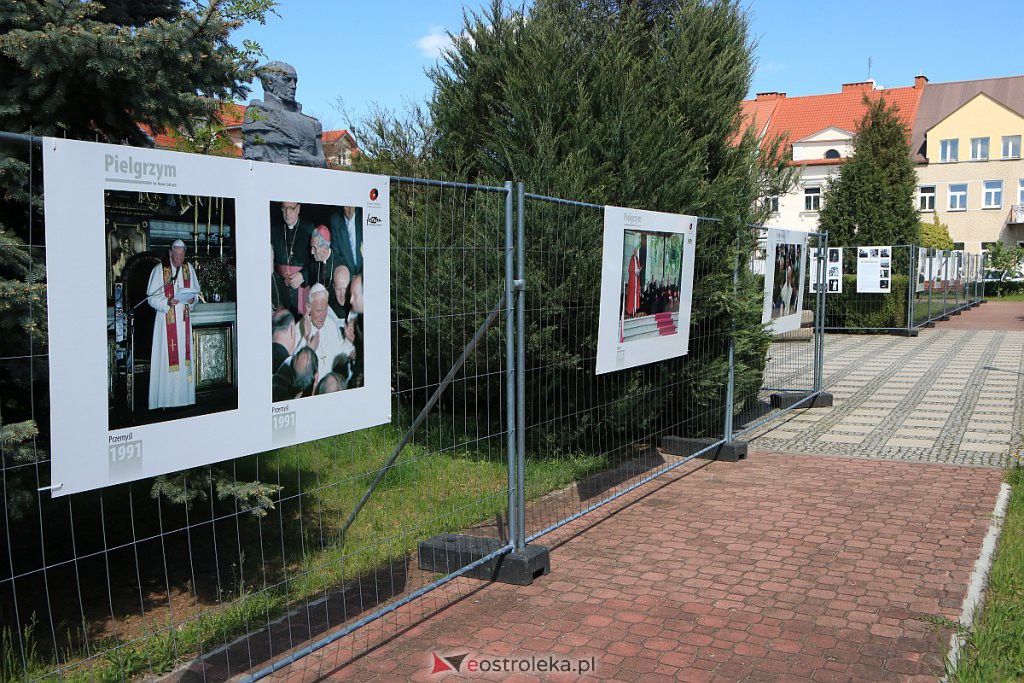 „Pielgrzym” - plenerowa wystawa o Papieżu Polaku do zobaczenia w Ostrołęce [15.05.2020] - zdjęcie #27 - eOstroleka.pl