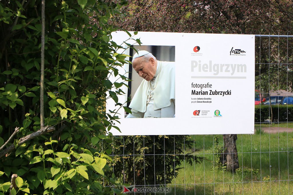 „Pielgrzym” - plenerowa wystawa o Papieżu Polaku do zobaczenia w Ostrołęce [15.05.2020] - zdjęcie #28 - eOstroleka.pl