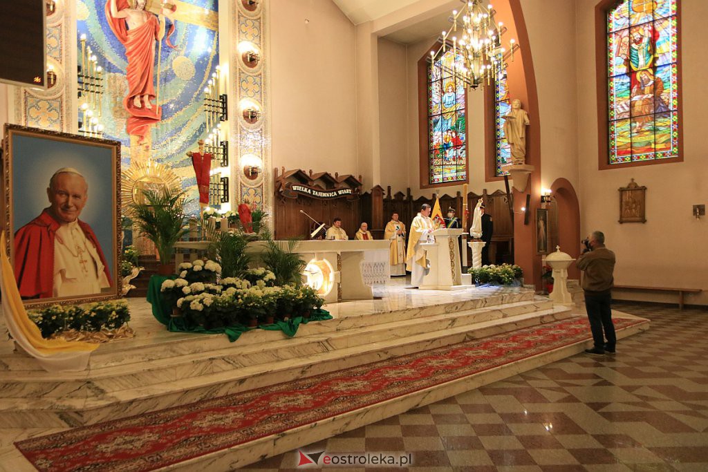 Uroczyste nabożeństwo w 100. rocznicę urodzin św. Jana Pawła II [18.05.2020] - zdjęcie #1 - eOstroleka.pl