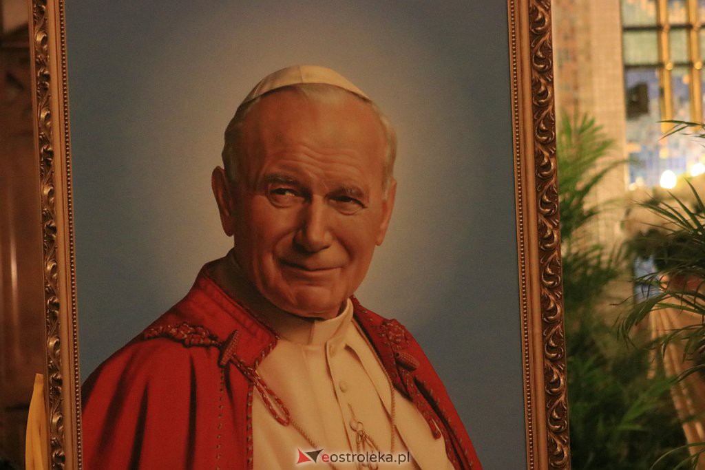 Uroczyste nabożeństwo w 100. rocznicę urodzin św. Jana Pawła II [18.05.2020] - zdjęcie #16 - eOstroleka.pl