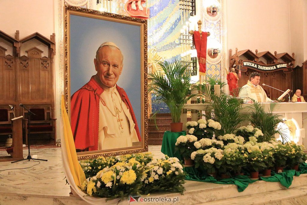 Uroczyste nabożeństwo w 100. rocznicę urodzin św. Jana Pawła II [18.05.2020] - zdjęcie #33 - eOstroleka.pl