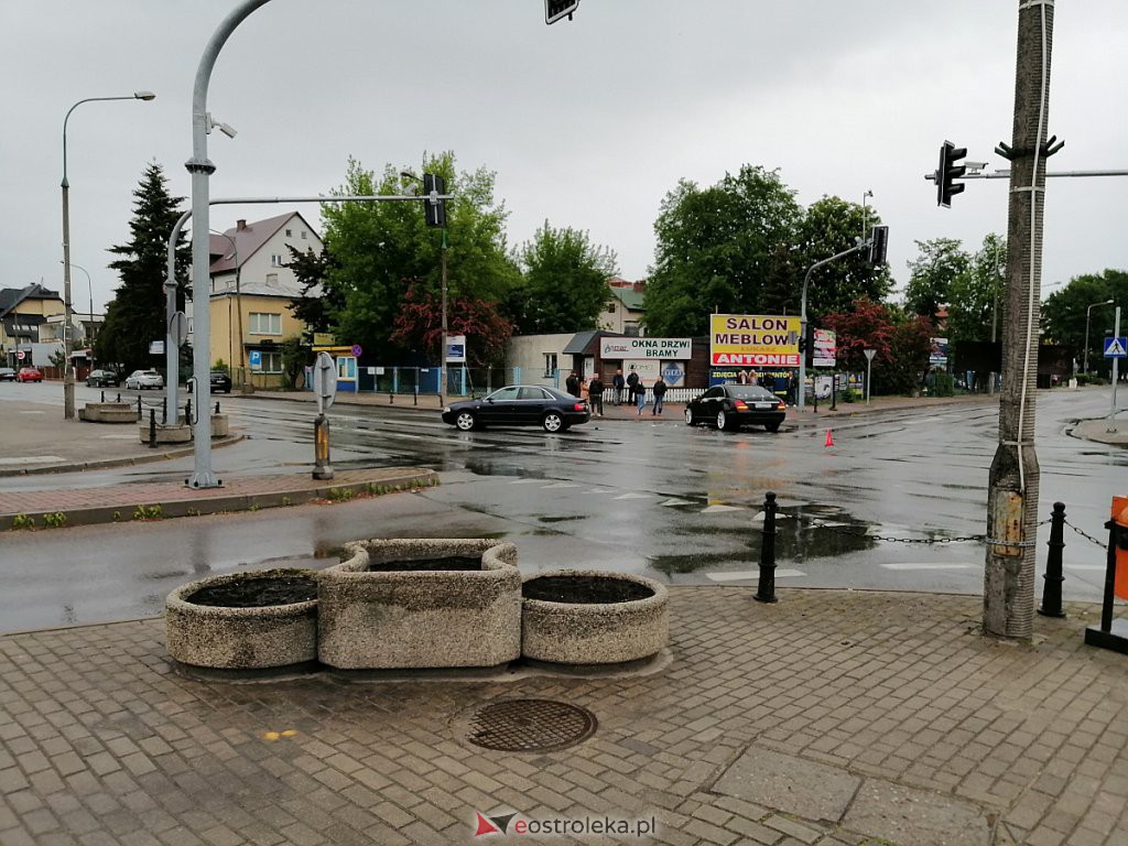Kraksa w centrum Ostrołęki. Wymusił pierwszeństwo na weselnej limuzynie [30.05.2020] - zdjęcie #1 - eOstroleka.pl