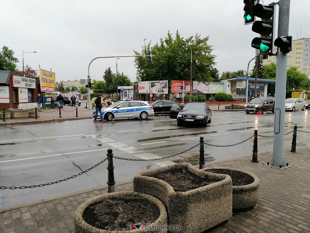 Kraksa w centrum Ostrołęki. Wymusił pierwszeństwo na weselnej limuzynie [30.05.2020] - zdjęcie #3 - eOstroleka.pl