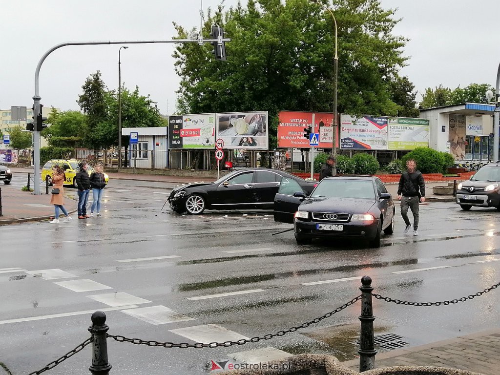 Kraksa w centrum Ostrołęki. Wymusił pierwszeństwo na weselnej limuzynie [30.05.2020] - zdjęcie #4 - eOstroleka.pl
