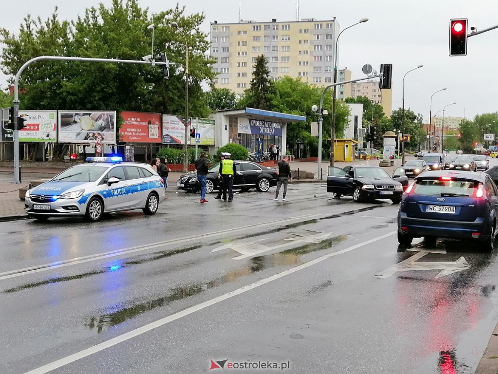 Kraksa w centrum Ostrołęki. Wymusił pierwszeństwo na weselnej limuzynie [30.05.2020] - zdjęcie #5 - eOstroleka.pl