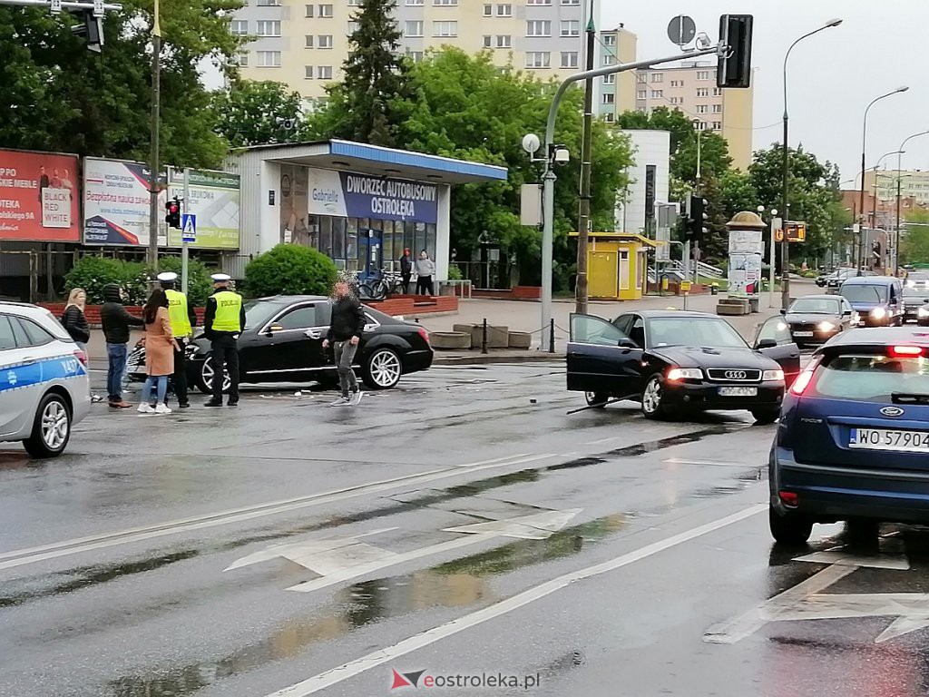 Kraksa w centrum Ostrołęki. Wymusił pierwszeństwo na weselnej limuzynie [30.05.2020] - zdjęcie #6 - eOstroleka.pl