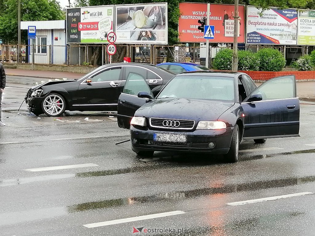 Kraksa w centrum Ostrołęki. Wymusił pierwszeństwo na weselnej limuzynie [30.05.2020] - zdjęcie #8 - eOstroleka.pl
