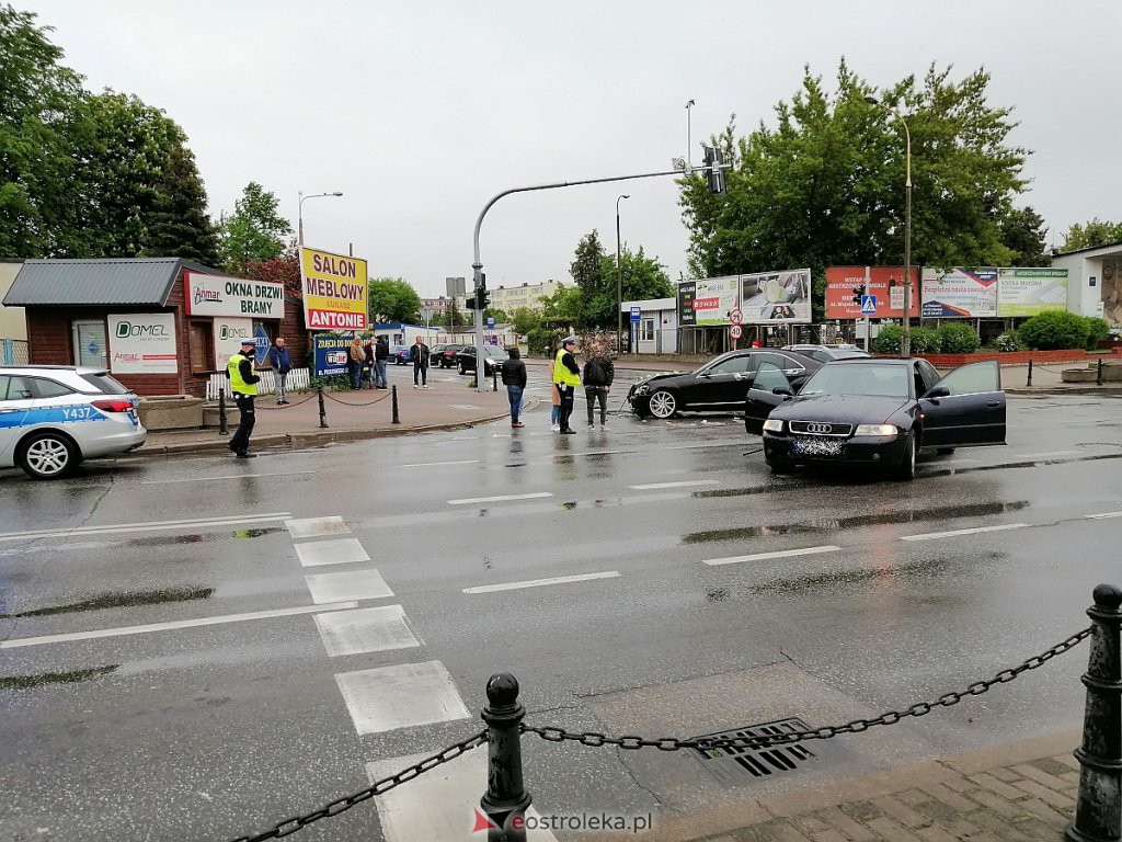 Kraksa w centrum Ostrołęki. Wymusił pierwszeństwo na weselnej limuzynie [30.05.2020] - zdjęcie #9 - eOstroleka.pl