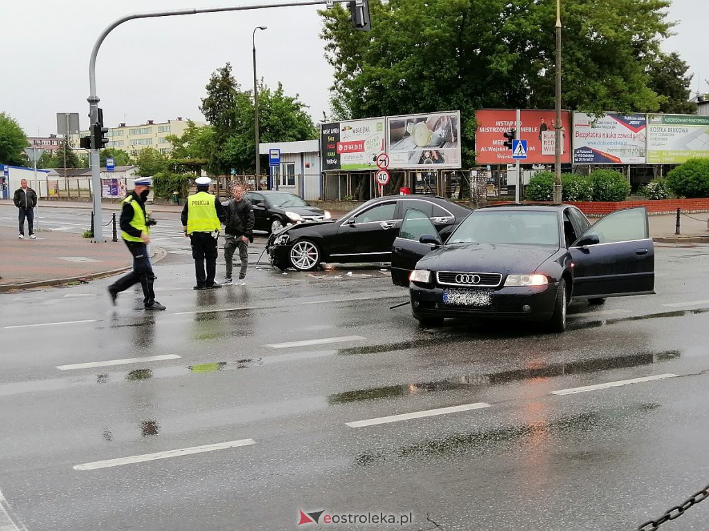 Kraksa w centrum Ostrołęki. Wymusił pierwszeństwo na weselnej limuzynie [30.05.2020] - zdjęcie #10 - eOstroleka.pl