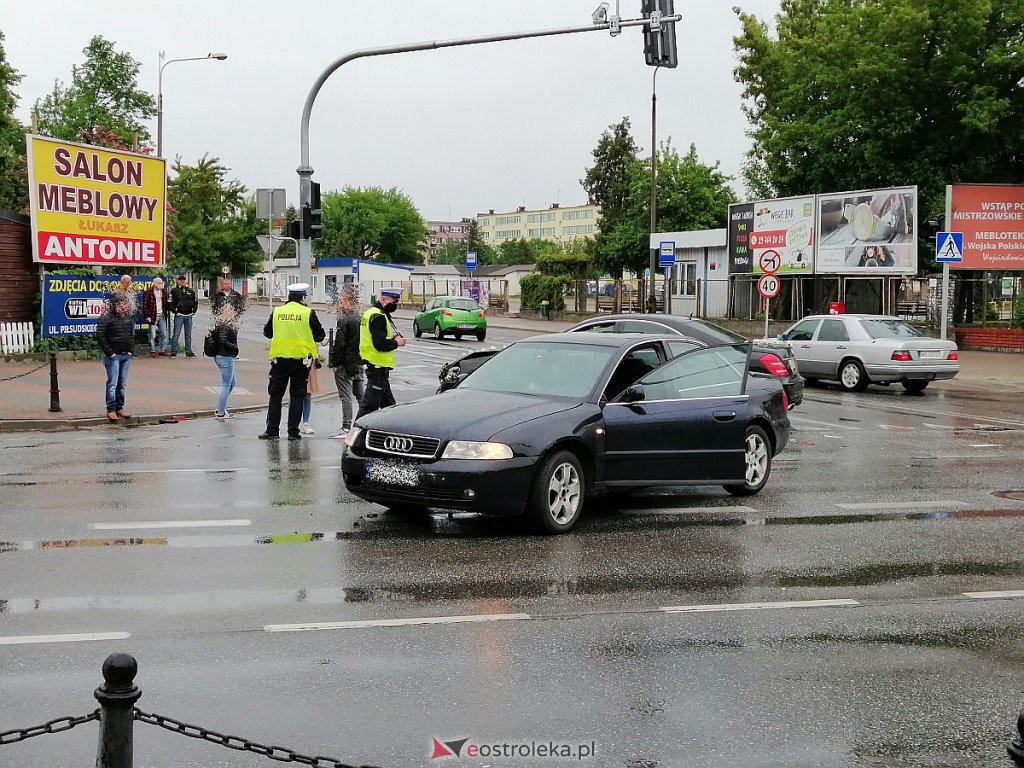 Kraksa w centrum Ostrołęki. Wymusił pierwszeństwo na weselnej limuzynie [30.05.2020] - zdjęcie #11 - eOstroleka.pl