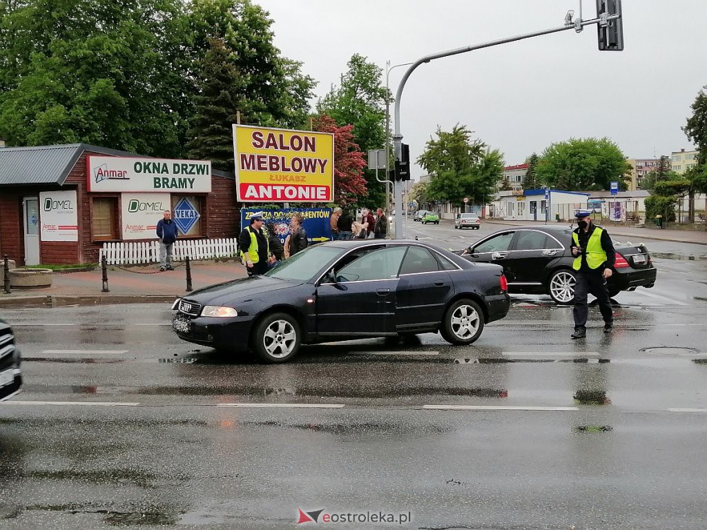 Kraksa w centrum Ostrołęki. Wymusił pierwszeństwo na weselnej limuzynie [30.05.2020] - zdjęcie #12 - eOstroleka.pl