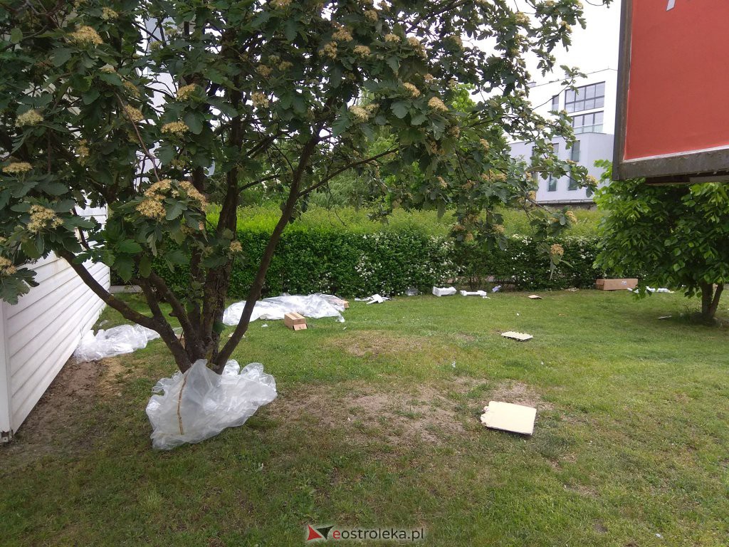 Interwencja Czytelnika: Zaśmiecona ulica Goworowska. Odpady fruwają po całej okolicy [01.06.2020] - zdjęcie #4 - eOstroleka.pl