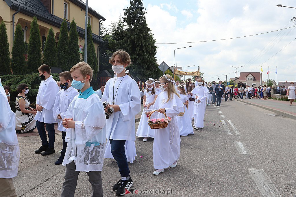 Boże Ciało 2020: Procesja z parafii NMP Królowej Rodzin w Ostrołęce - zdjęcie #48 - eOstroleka.pl