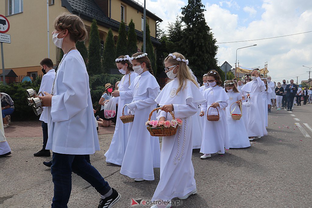 Boże Ciało 2020: Procesja z parafii NMP Królowej Rodzin w Ostrołęce - zdjęcie #47 - eOstroleka.pl