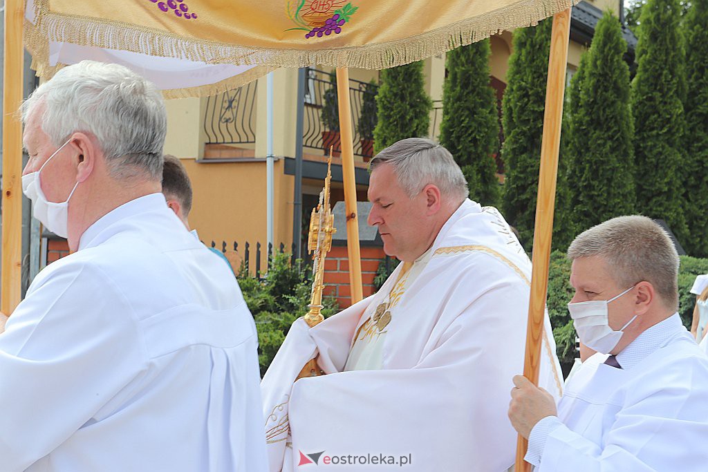 Boże Ciało 2020: Procesja z parafii NMP Królowej Rodzin w Ostrołęce - zdjęcie #44 - eOstroleka.pl