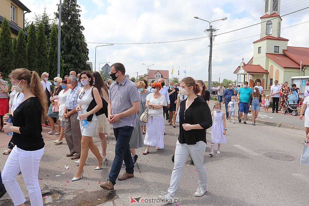 Boże Ciało 2020: Procesja z parafii NMP Królowej Rodzin w Ostrołęce - zdjęcie #42 - eOstroleka.pl
