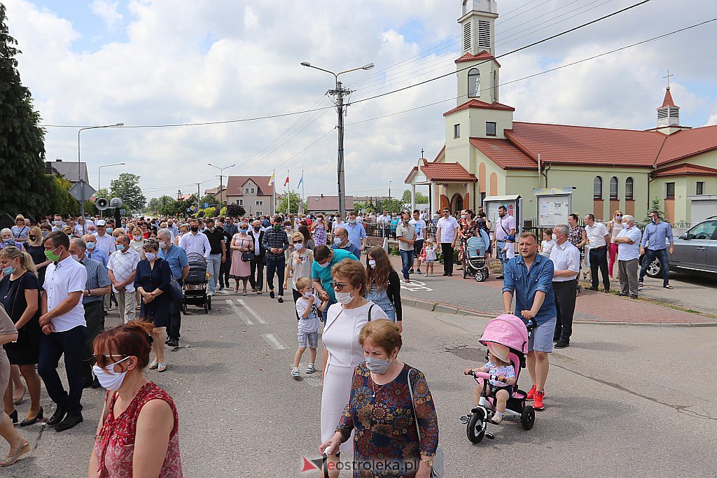 Boże Ciało 2020: Procesja z parafii NMP Królowej Rodzin w Ostrołęce - zdjęcie #40 - eOstroleka.pl