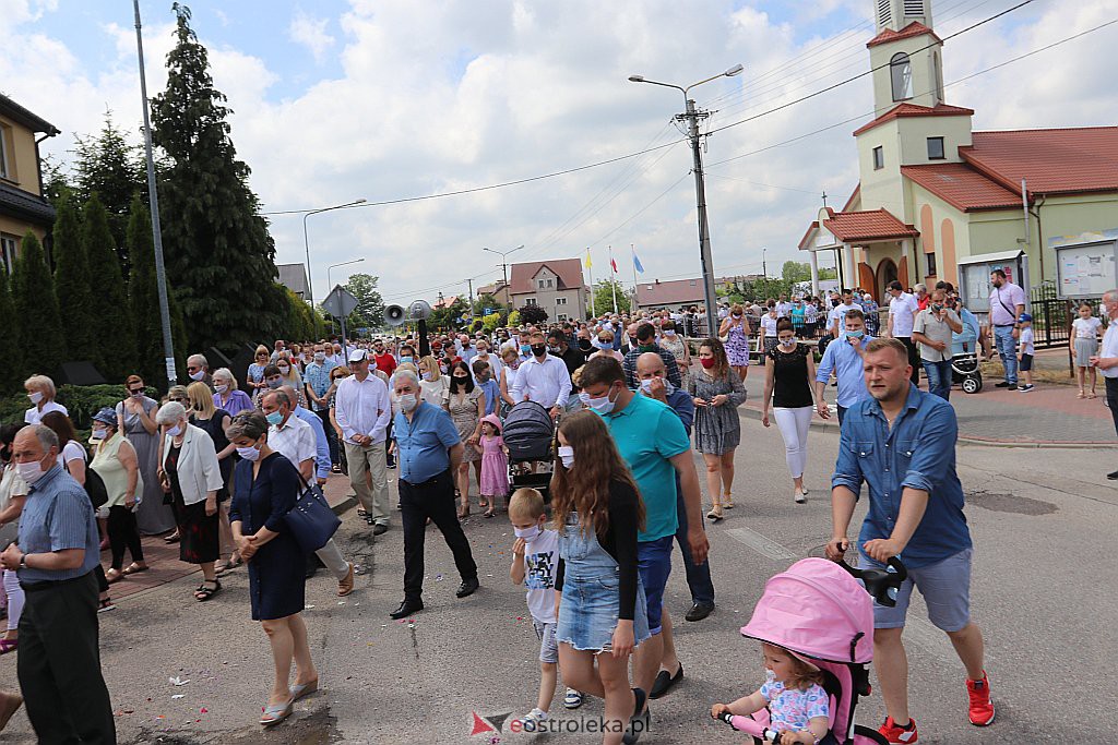 Boże Ciało 2020: Procesja z parafii NMP Królowej Rodzin w Ostrołęce - zdjęcie #38 - eOstroleka.pl